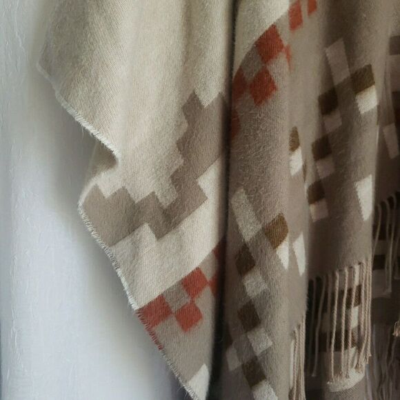 Women's Wrap Ponco Shawl Sweater Tan Aztec Tribal Boho Fringe Oversize No sleeve - Picture 4 of 9